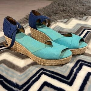 Tom’s gently used wedge heel in blue and teal.
